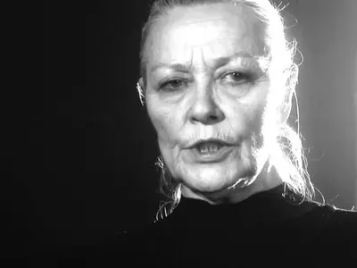 Щерката на Цветана Манева закъса за пари (Надежда търси работа като домашна помощница във Виена)