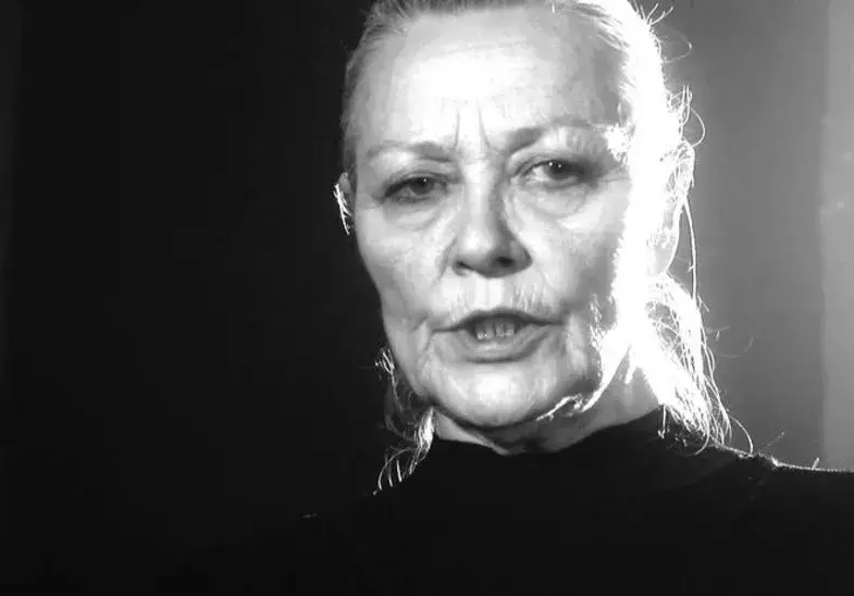 Щерката на Цветана Манева закъса за пари (Надежда търси работа като домашна помощница във Виена)