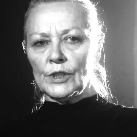 Щерката на Цветана Манева закъса за пари (Надежда търси работа като домашна помощница във Виена)