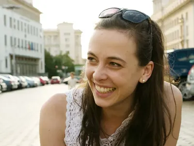 Весела Бабинова не я свърта на едно място (Младата актриса танцува в супермаркет)