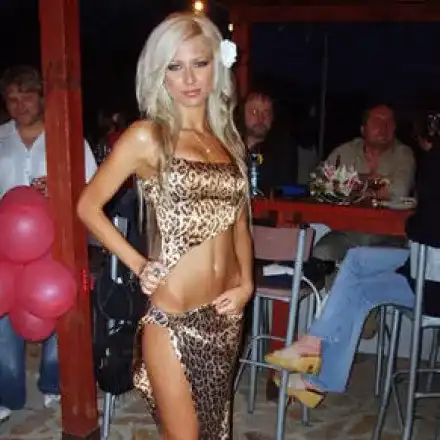 Вижте Андреа преди корекциите (На 20 бъдещата поп фолк дива е естествено красива - Уникални снимки)