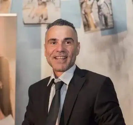 Влади Въргала разнася провизии (Актьорът помага на близките си в изолацията)