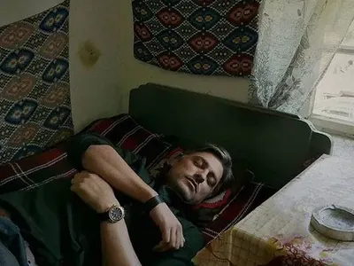 Владо Карамазов се скри в Родопите, спи и снима хора и пейзажи