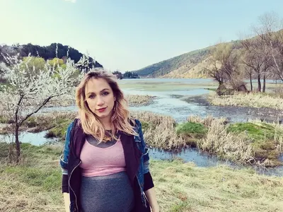 Внучката на Тодор Колев на разходка в планината (Бременната Теодора отказва да стои затворена)