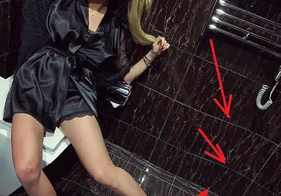 Златка Райкова рекламира нощници в тоалетната и строши плочките