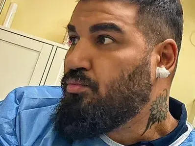 3 бона плати Азис, за да си отреже ушите