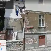 82 бона се изръсил Кобрата за любовното гнездо в порутена дупка (Снимки)