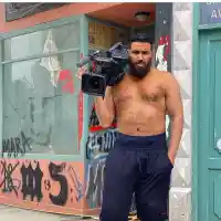 Азис се пусна космат, без дрехи и с камера