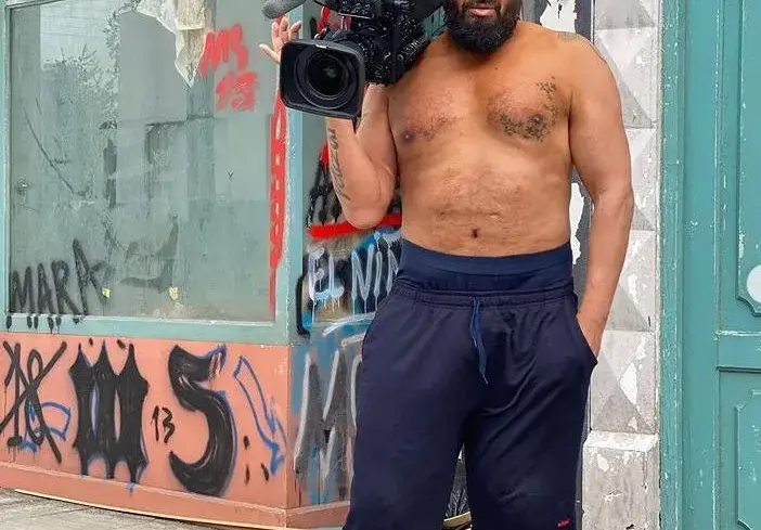 Азис се пусна космат, без дрехи и с камера