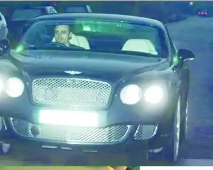 Бербатов кара „Бентли” с ръкавици