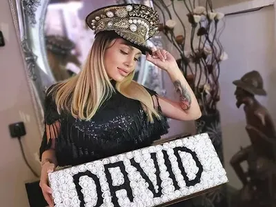 Джулиана Гани се фука с букет за 1500 лв.