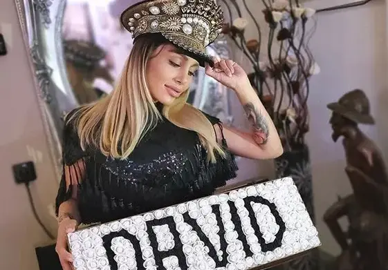 Джулиана Гани се фука с букет за 1500 лв.