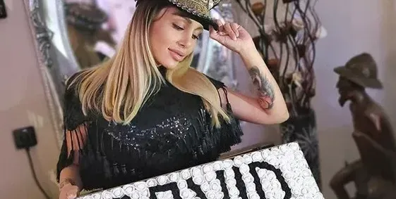 Джулиана Гани се фука с букет за 1500 лв.