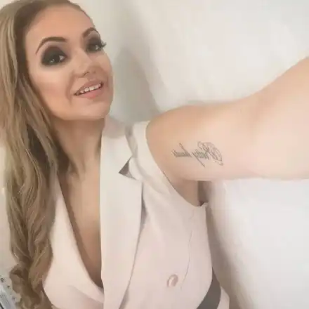 Ето я дяволската готвачка с най-голям бюст (Снимки)