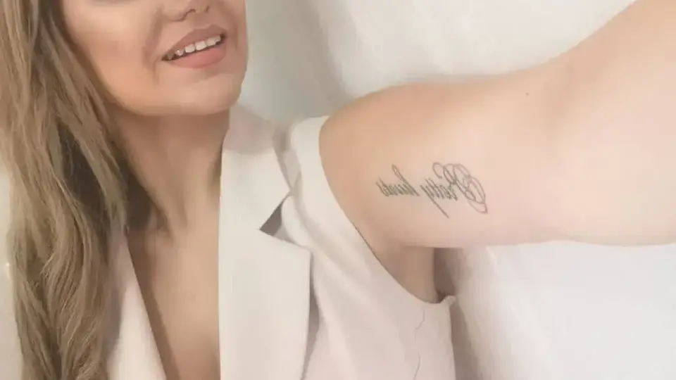 Ето я дяволската готвачка с най-голям бюст (Снимки)