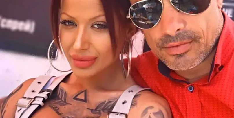 Футболна съпруга мами сомове със силикон