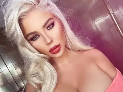 Изтъркан номер: Пухкавата Андреа пак показва провисналите си бомби