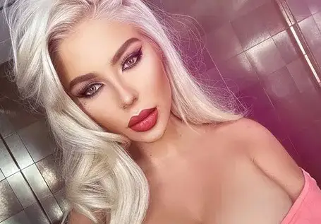 Изтъркан номер: Пухкавата Андреа пак показва провисналите си бомби