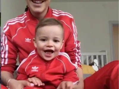 Като две капки вода! Мона и синът й с еднакви дрехи