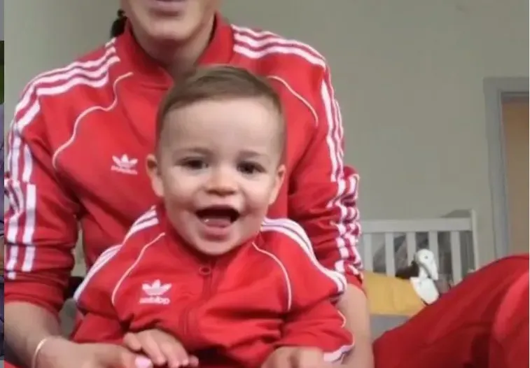 Като две капки вода! Мона и синът й с еднакви дрехи