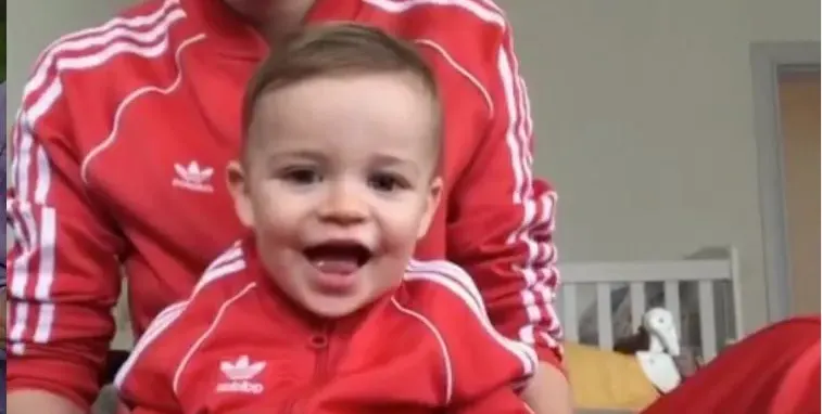 Като две капки вода! Мона и синът й с еднакви дрехи