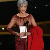 Лорд Евгени Минчев: Стораро и Емилия да се явят на модна матура, Йовович с пеньоар на червения килим и още + СНИМКИ