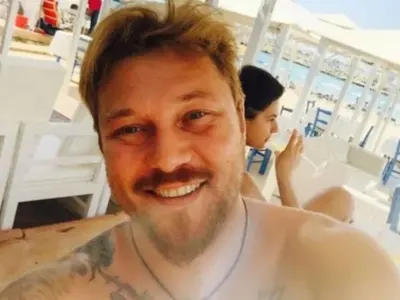 Майстор! Миро строи барбекю вкъщи (Певецът си намира занимания заради изолацията)