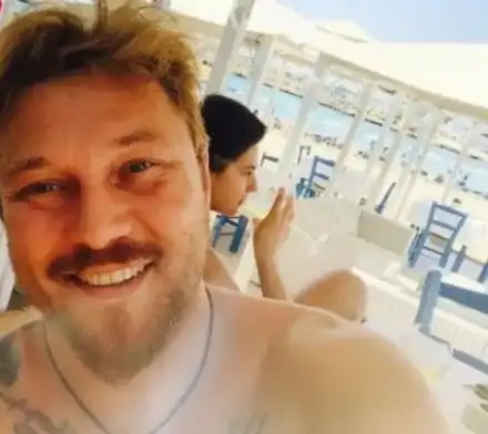 Майстор! Миро строи барбекю вкъщи (Певецът си намира занимания заради изолацията)