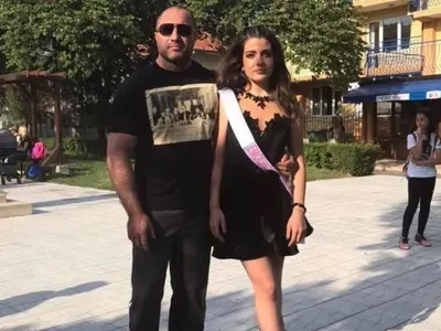 Малката дъщеря на Очите рестартира бизнеса му