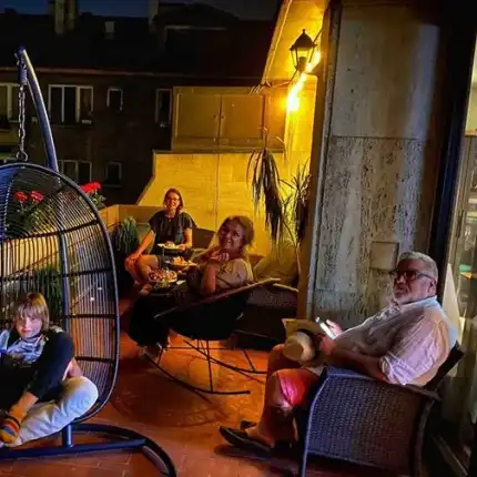 Марта Вачкова зачеркна карантината с парти на терасата