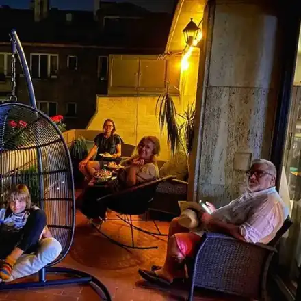 Марта Вачкова зачеркна карантината с парти на терасата