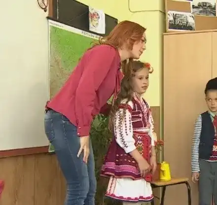 Миски и певици заработват като даскалици: Ашли се издигна до зам.директор, Мегз чете лекции в Югозападния, Баровеца – учител по пеене и още…