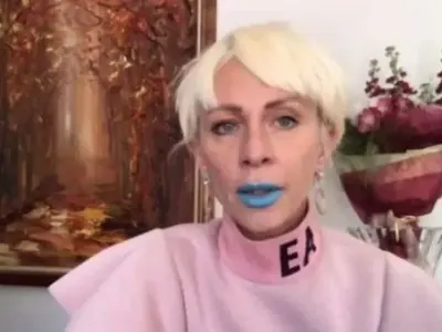 Нана с яркосини устни срещу рака