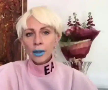 Нана с яркосини устни срещу рака