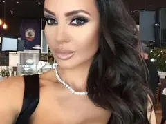 Наталия Гуркова се вталява при гаджето на Джулиана Гани