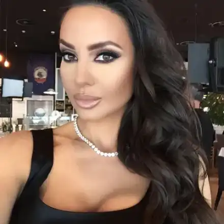 Наталия Гуркова се вталява при гаджето на Джулиана Гани