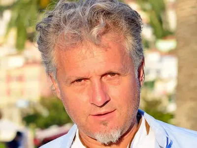 Натискат Къци да влезе в политиката, той не ще и да чуе