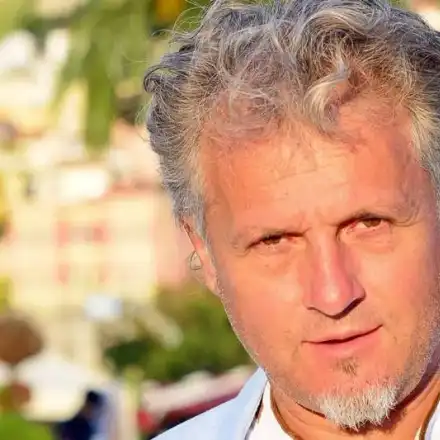 Натискат Къци да влезе в политиката, той не ще и да чуе