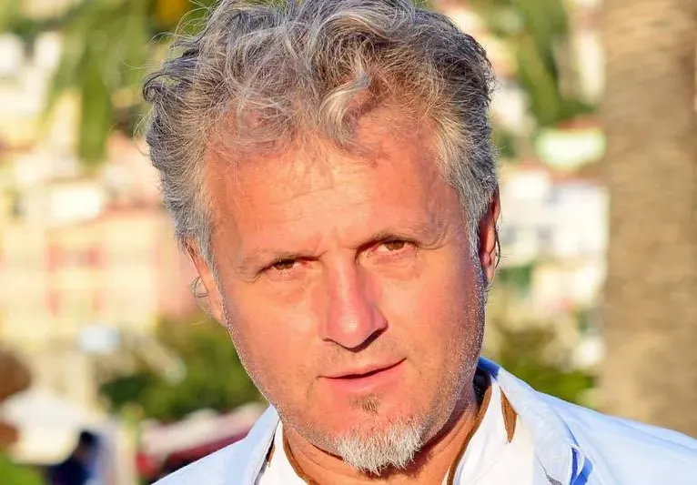 Натискат Къци да влезе в политиката, той не ще и да чуе