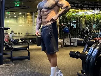 Ники Китаеца пъчи фалшиви мускули: Бившият мъж на Азис с импланти, имитиращи коремна преса, за 3000 евро