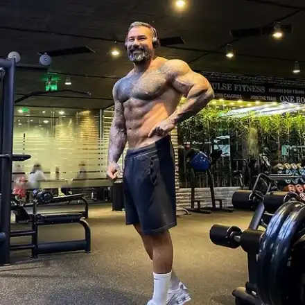 Ники Китаеца пъчи фалшиви мускули: Бившият мъж на Азис с импланти, имитиращи коремна преса, за 3000 евро