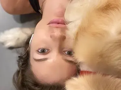 Никол Станкулова приютява бездомно куче