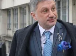 Потрес! Денди се пусна с кожух насред жегата