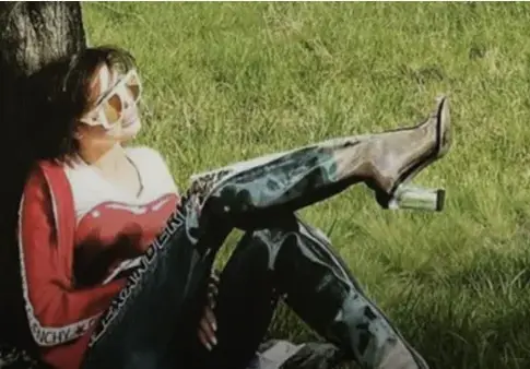 Потрес! Радинела Чушева щъка с токчета по поляните (Вижте нелепата й хрумка - Фото)