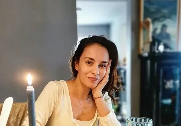 Радина разцъфтя от щастие, че пак ще става майка (Снимка на бременната актриса)