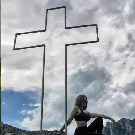 Райна по сутиен до кръст