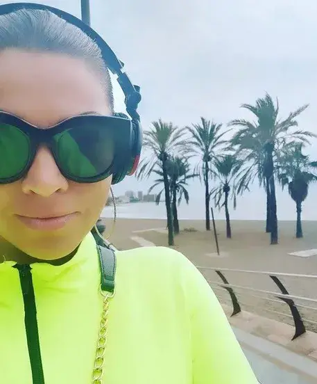 Сани Алекса загуби мъжа си (Певицата теши мъката си на яхта в Испания СНИМКИ)