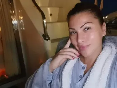 Сани Алекса загуби мъжа си (Певицата теши мъката си на яхта в Испания СНИМКИ)