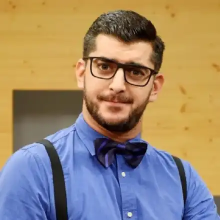 Сашо Кадиев спипан с любовница (Натиска се с млада брюнетка в парка)