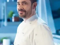 Шеф Ангелов не сваля мартеницата и през май
